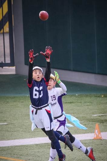 草, サッカー, ボール, 再生 が含まれている画像
自動的に生成された説明