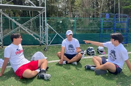 草, 屋外, 人, スポーツゲーム が含まれている画像
自動的に生成された説明