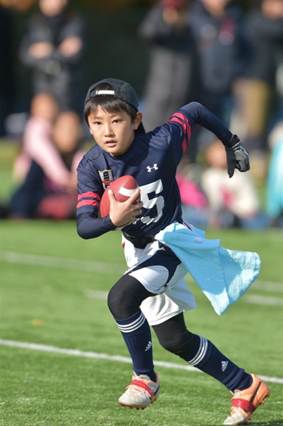 サッカーをしているサッカー選手
自動的に生成された説明